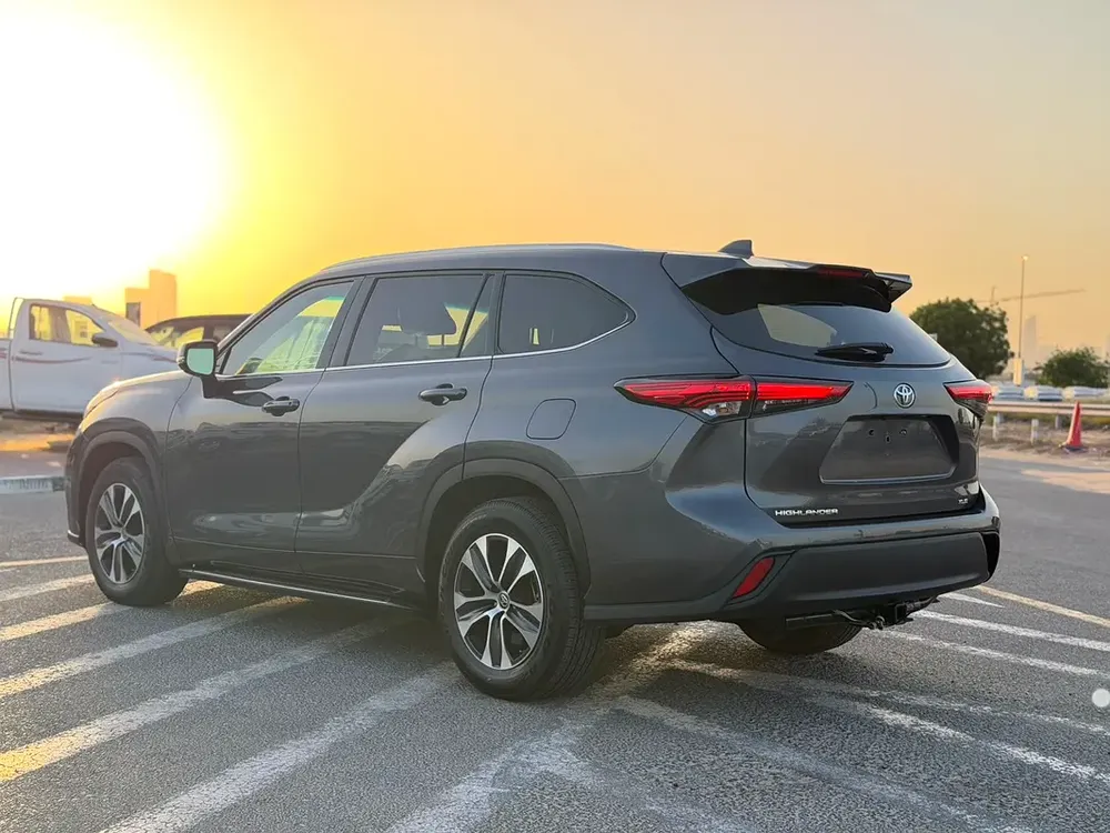 2020 Toyota Highlander XLE Full Option 3.5L V6  - SunRoof - Full Radar System - 7 Seater -Push Start - Image 5