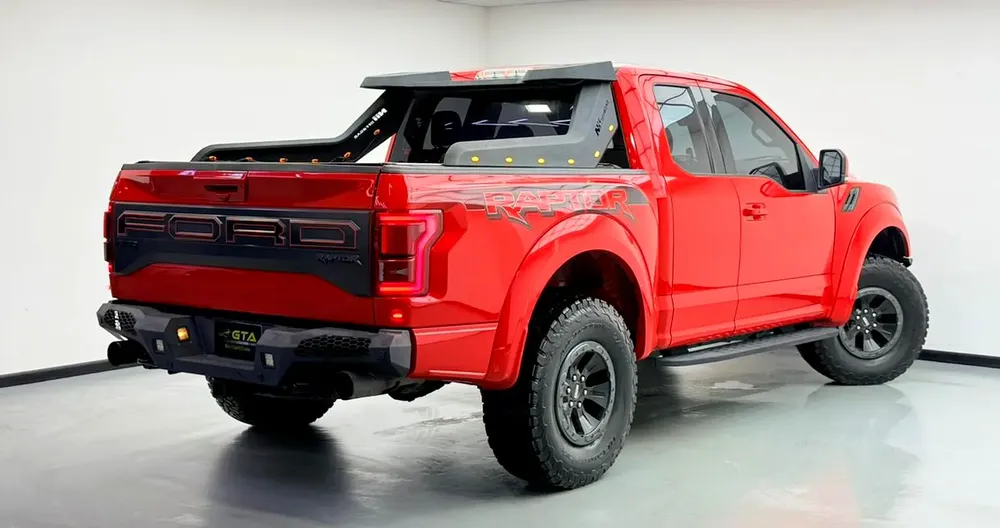 2018 Ford F-150 Raptor, Full Service History, Carbon Fiber Interior, Excellent Condition, GCC - Image 4