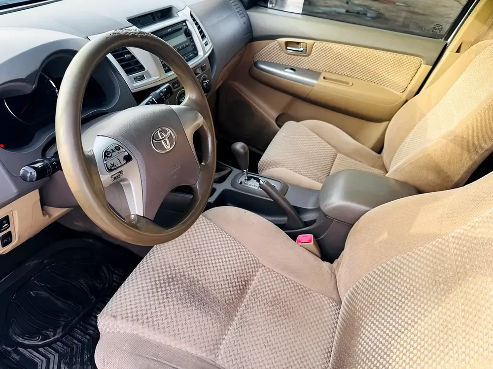 2013 Toyota Fortuner 4WD SUV | 7-Seater | 2.7L Petrol | GCC Specs - Image 10