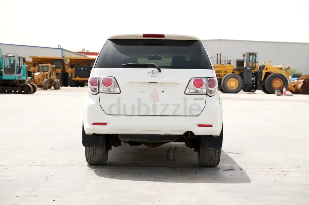 2013 Toyota Fortuner 4WD SUV | 7-Seater | 2.7L Petrol | GCC Specs - Image 4