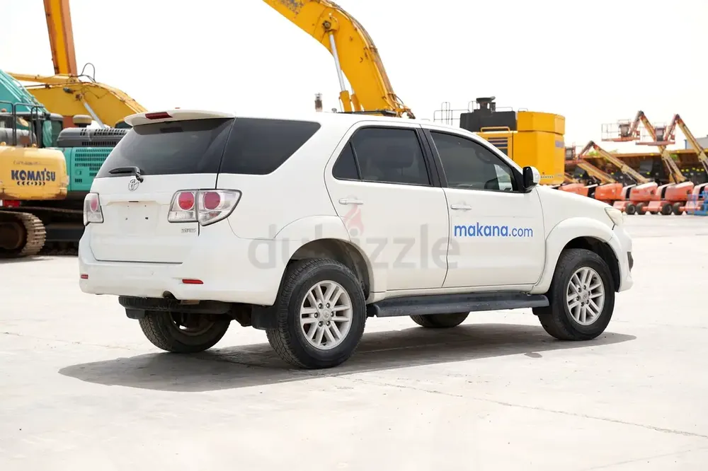 2013 Toyota Fortuner 4WD SUV | 7-Seater | 2.7L Petrol | GCC Specs - Image 5