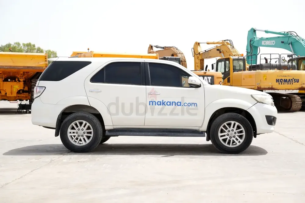 2013 Toyota Fortuner 4WD SUV | 7-Seater | 2.7L Petrol | GCC Specs - Image 6