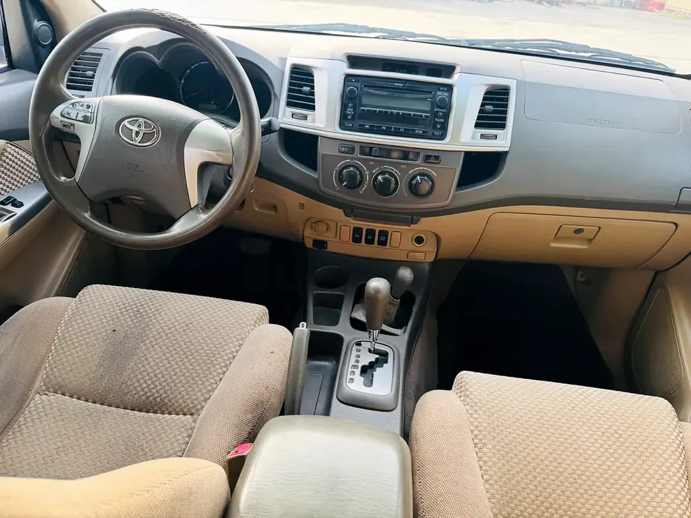 2013 Toyota Fortuner 4WD SUV | 7-Seater | 2.7L Petrol | GCC Specs - Image 9