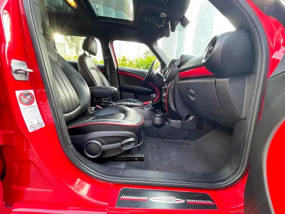UNIQUE RED Mini COUNTRYMAN JOINS COOPER WORKS •• CHASSIS ACCIDENT FREE •• GCC  •• PANORAMIC - Image 14
