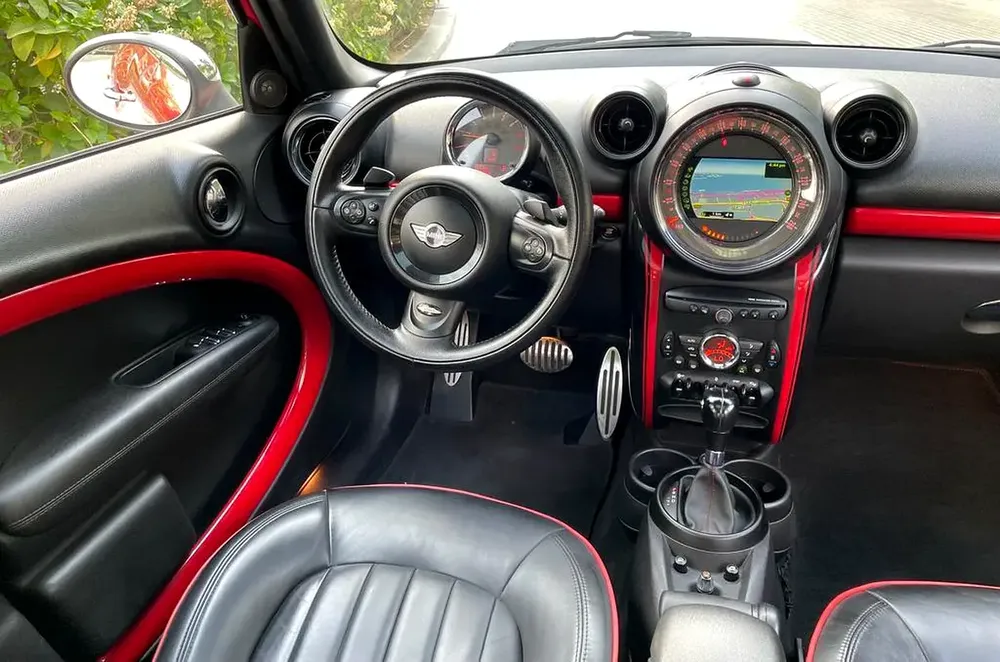 UNIQUE RED Mini COUNTRYMAN JOINS COOPER WORKS •• CHASSIS ACCIDENT FREE •• GCC  •• PANORAMIC - Image 15