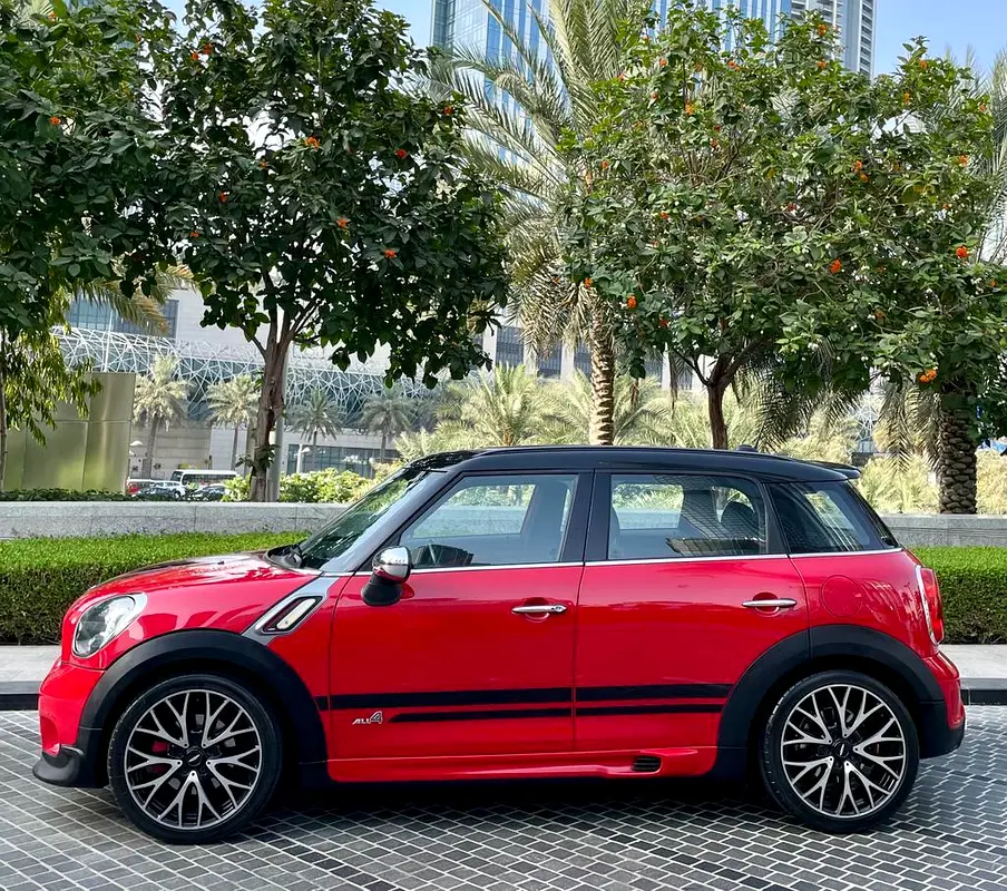 UNIQUE RED Mini COUNTRYMAN JOINS COOPER WORKS •• CHASSIS ACCIDENT FREE •• GCC  •• PANORAMIC - Image 4
