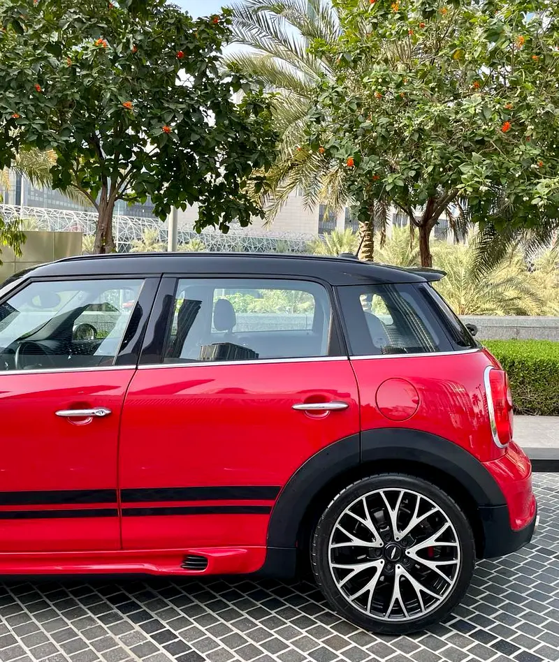UNIQUE RED Mini COUNTRYMAN JOINS COOPER WORKS •• CHASSIS ACCIDENT FREE •• GCC  •• PANORAMIC - Image 5