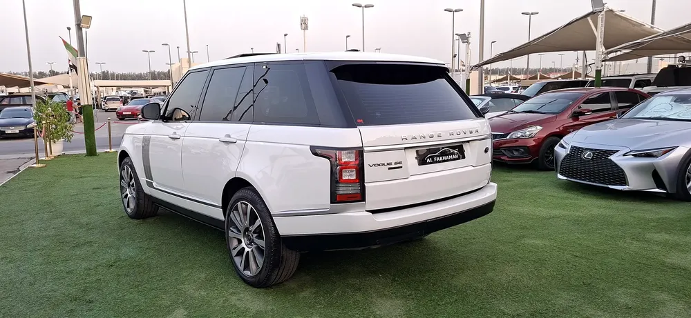 Land Rover Range Rover Vogue SE 2016 - GCC Specs - Image 4