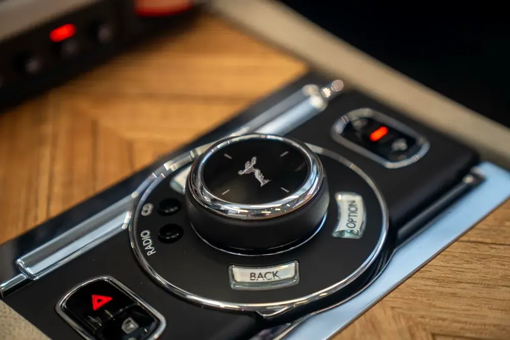 Rolls-Royce Wraith Black Badge 2014 - Japanese Specs - GCC Drivable - Image 17