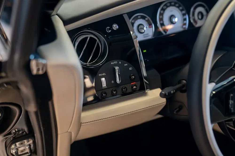 Rolls-Royce Wraith Black Badge 2014 - Japanese Specs - GCC Drivable - Image 7