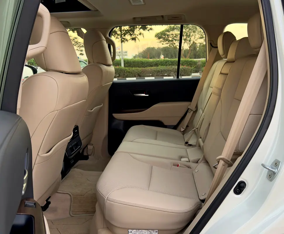 2024 Toyota Land Cruiser GXR 4.0l V6, Dealer Warranty, GCC Specifications - Image 13