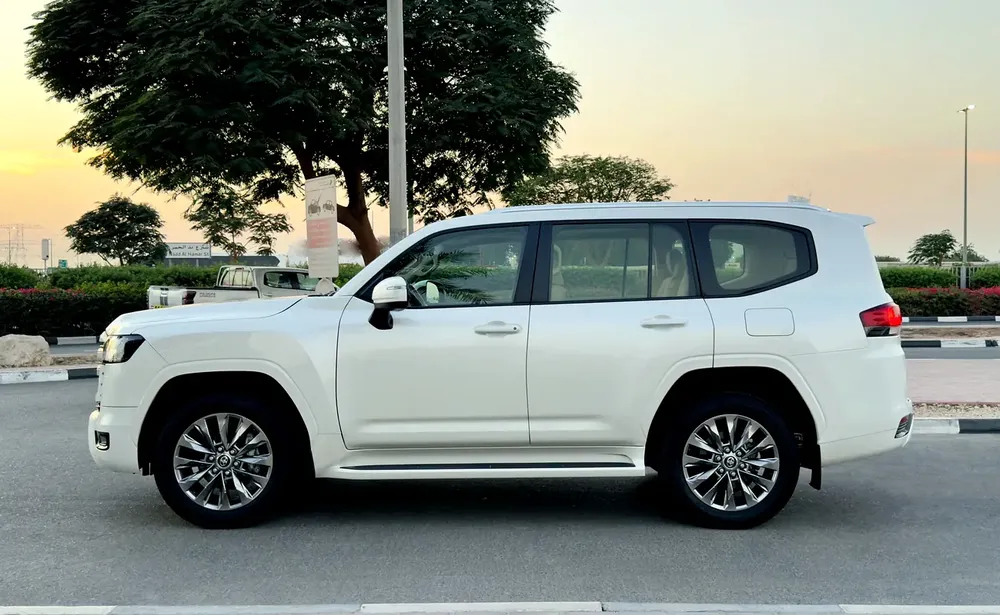 2024 Toyota Land Cruiser GXR 4.0l V6, Dealer Warranty, GCC Specifications - Image 4