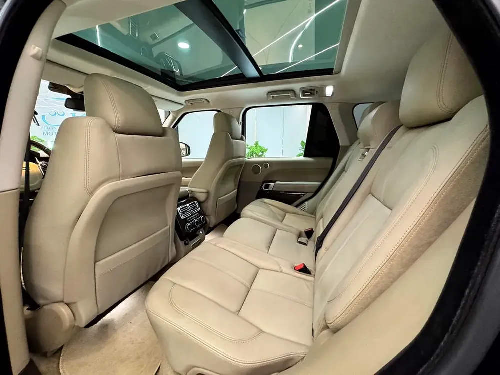 SUPERCHARGED RR VOGUE V8 || 2020 FACELIFT || GCC || FULLY LOADED || SCREENS || NEW CONDITION - Image 19