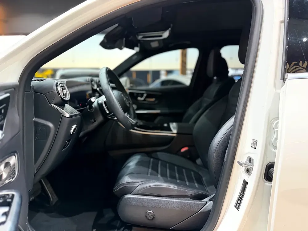 Mercedes-Benz GLC 300 4MATIC 2023 | Korean Specs | No paint jobs | No accident - Image 11