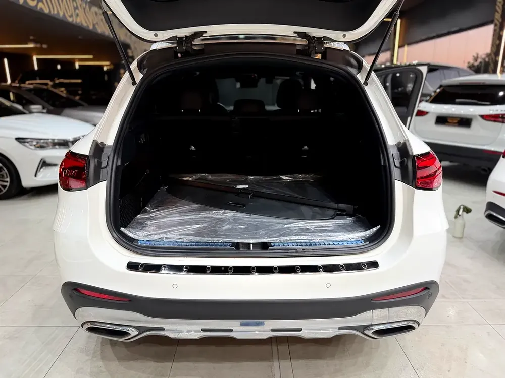 Mercedes-Benz GLC 300 4MATIC 2023 | Korean Specs | No paint jobs | No accident - Image 5