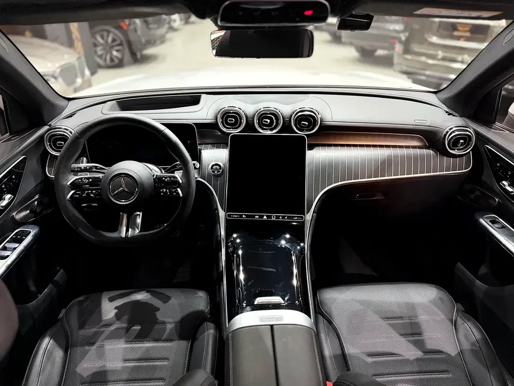 Mercedes-Benz GLC 300 4MATIC 2023 | Korean Specs | No paint jobs | No accident - Image 7