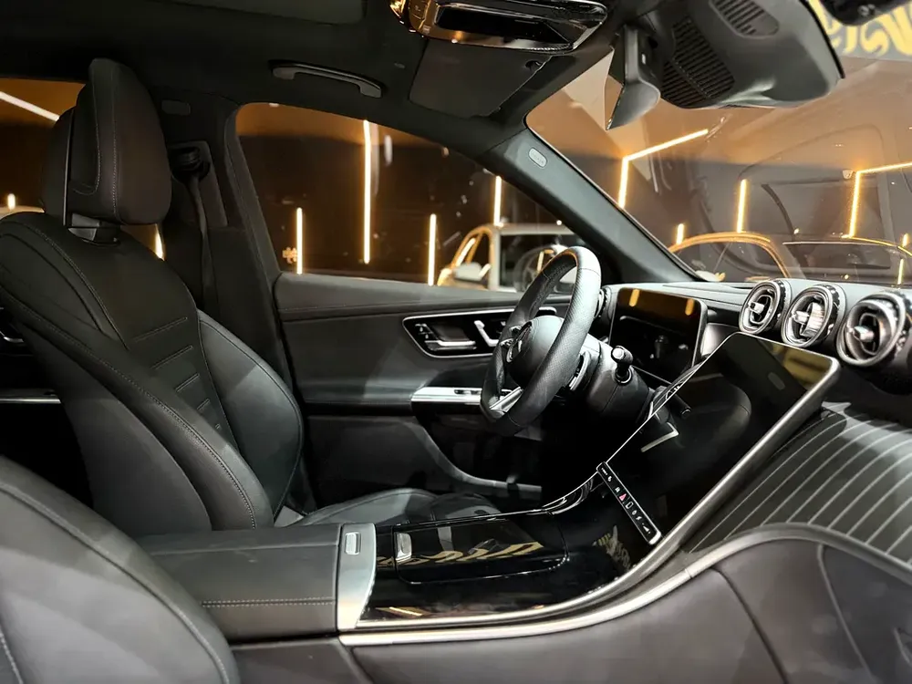 Mercedes-Benz GLC 300 4MATIC 2023 | Korean Specs | No paint jobs | No accident - Image 8