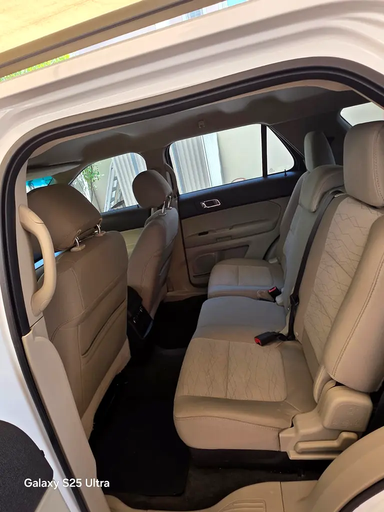 Ford Explorer XLT 2015 GCC Specs - It has low KM and Well Maintained - Image 10