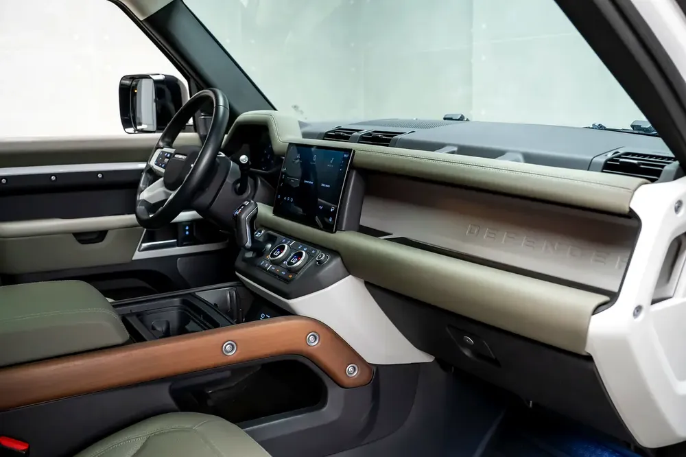 2024 Land Rover Defender 110 SE (P300) | GCC Specs | Brand New Condition - Image 9
