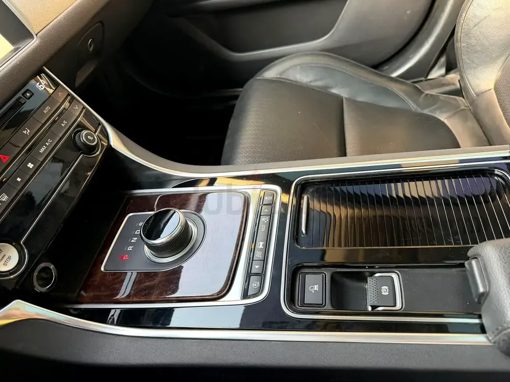 Original Paint // Jaguar XF Supercharged 2020 GCC Specs // Full Service Agency - Image 13