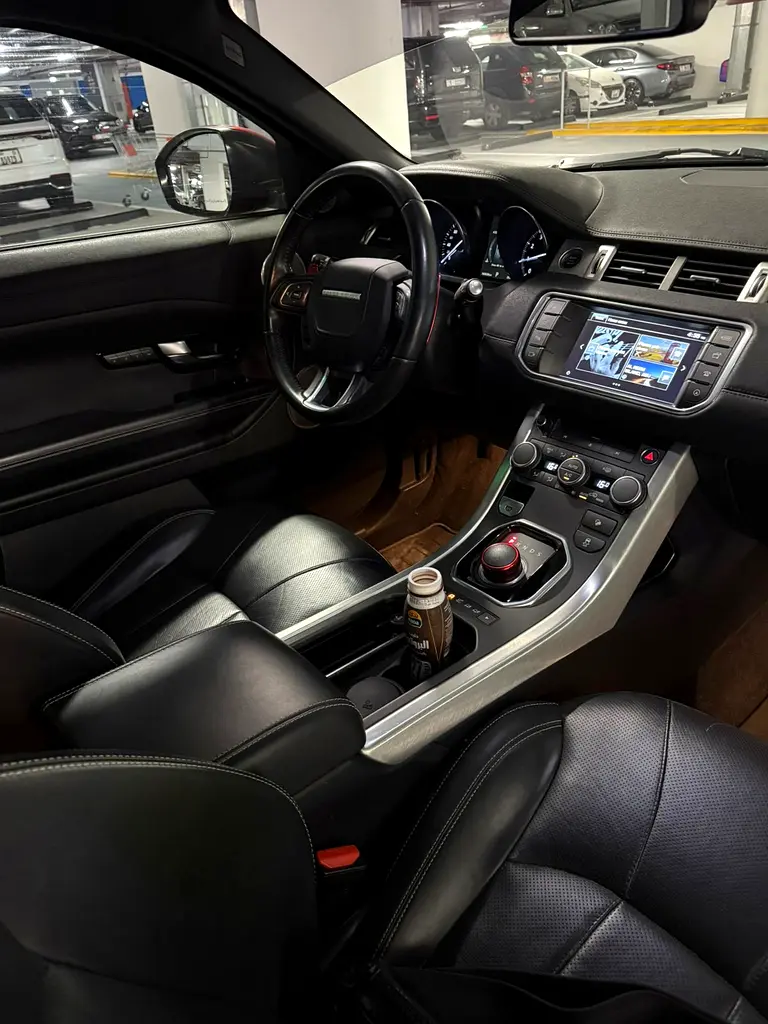 2016 Land Rover Evouqe Coupe 2dr in Excellent Condition - Image 14