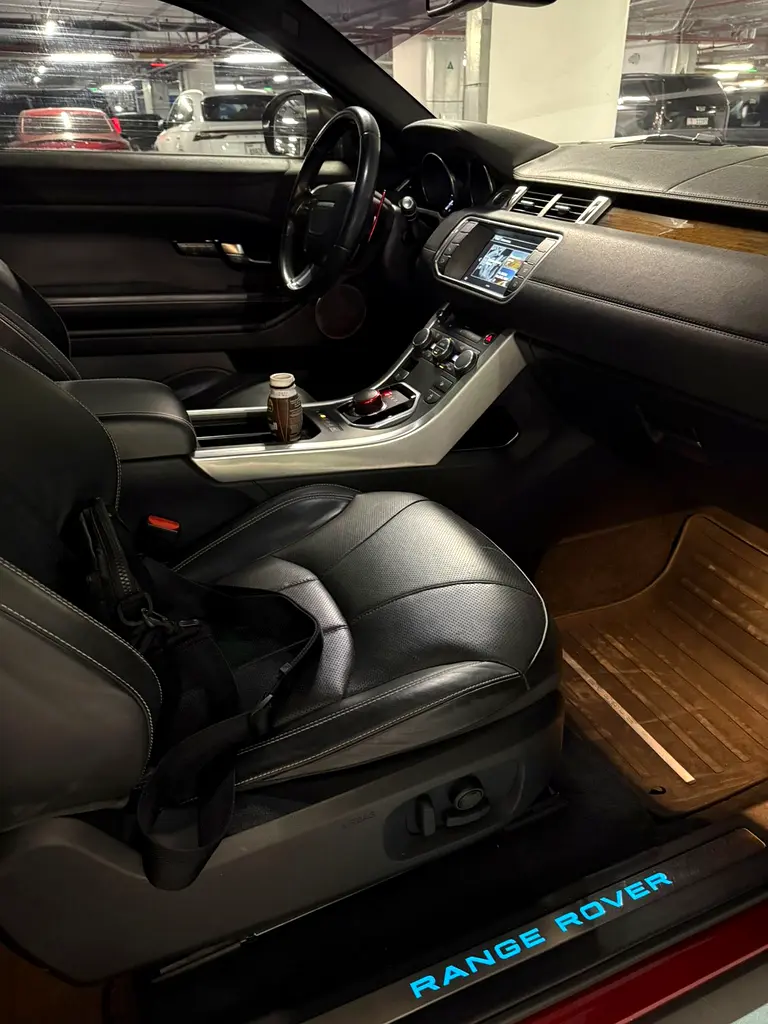 2016 Land Rover Evouqe Coupe 2dr in Excellent Condition - Image 8