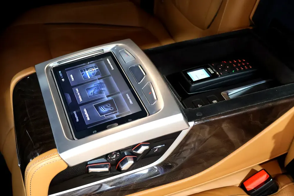 2017!! BMW 750li XDrive || GCC || Super Clean - Image 11