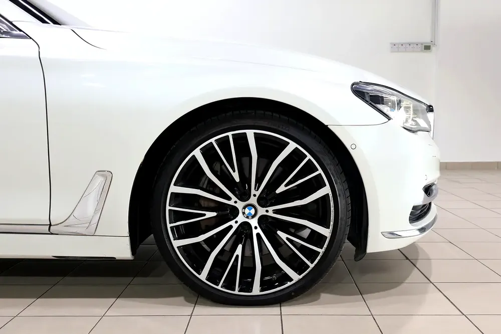 2017!! BMW 750li XDrive || GCC || Super Clean - Image 17