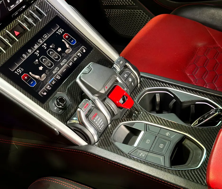 LAMBORGHINI URUS 2021 GCC FHS - Image 9
