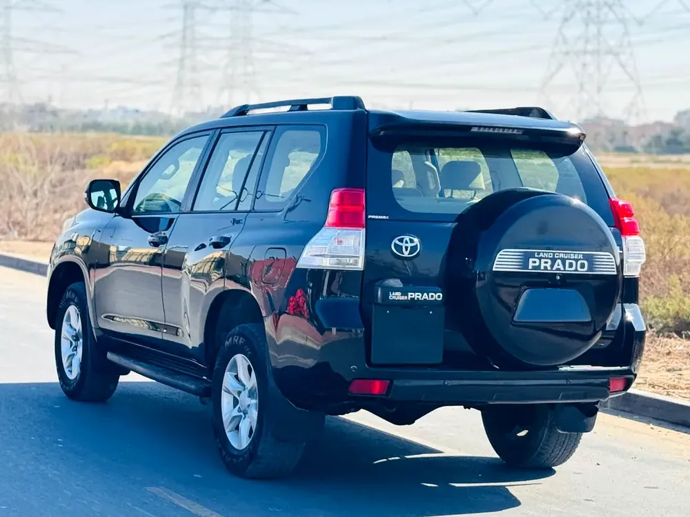 Toyota Prado // Gcc space // Cylinder 4 // Mid Option //Good Conditions - Image 4