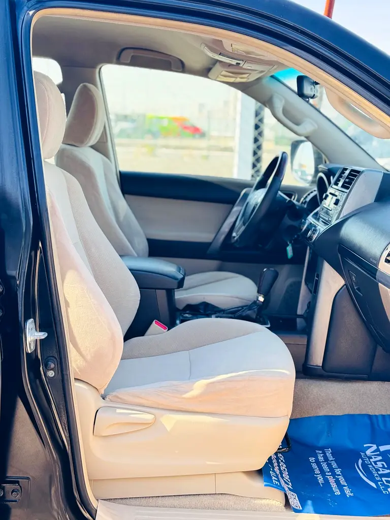 Toyota Prado // Gcc space // Cylinder 4 // Mid Option //Good Conditions - Image 6
