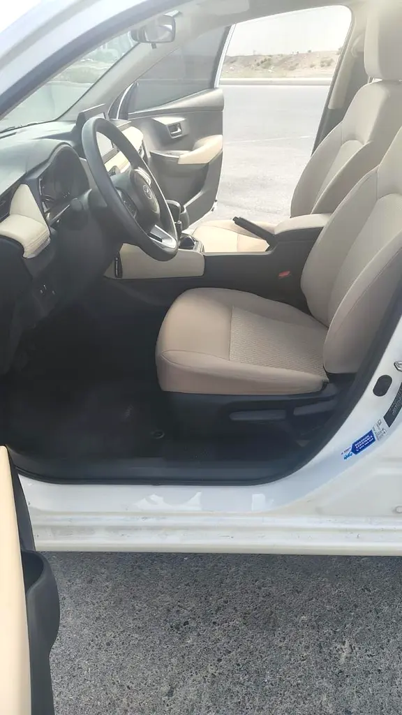 Yaris E GCC Specs - Like New Al Futtaim warranty  service contract - Image 12