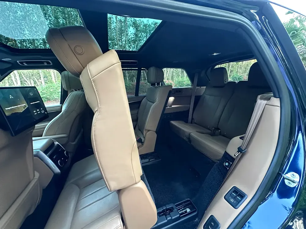 2024 Range Rover Vouge Autobiography D300 | 7 Seater | V6 3.0L Diesel | 300 HP | Perfect Condition - Image 16