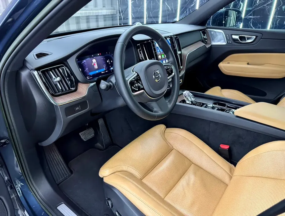 VOLVO XC60 B5 AWD | GCC | Original paint | Low Mileage | All Futtaim Warranty 2028 - Image 10