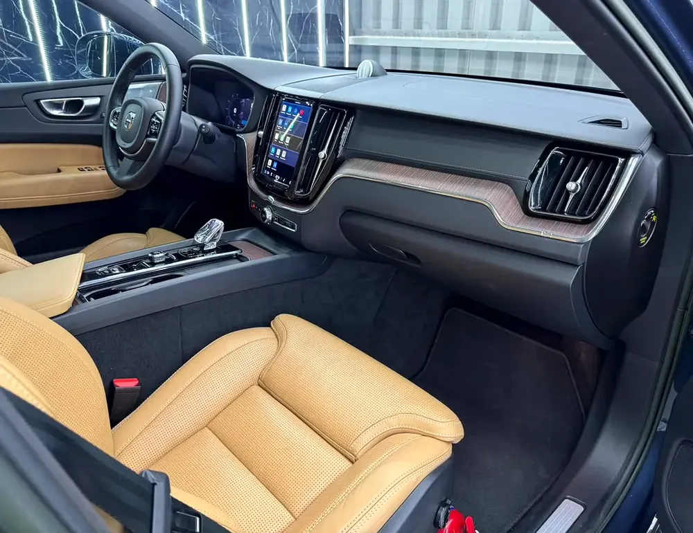 VOLVO XC60 B5 AWD | GCC | Original paint | Low Mileage | All Futtaim Warranty 2028 - Image 11