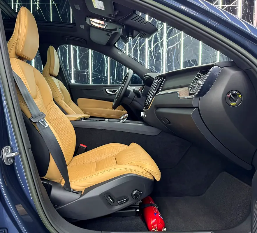 VOLVO XC60 B5 AWD | GCC | Original paint | Low Mileage | All Futtaim Warranty 2028 - Image 12