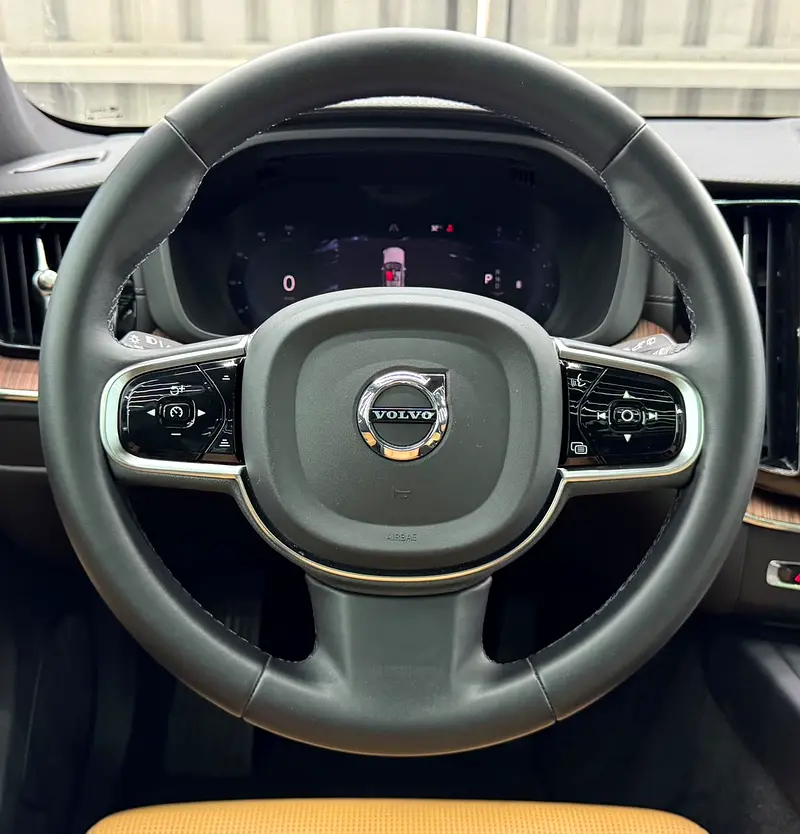 VOLVO XC60 B5 AWD | GCC | Original paint | Low Mileage | All Futtaim Warranty 2028 - Image 14