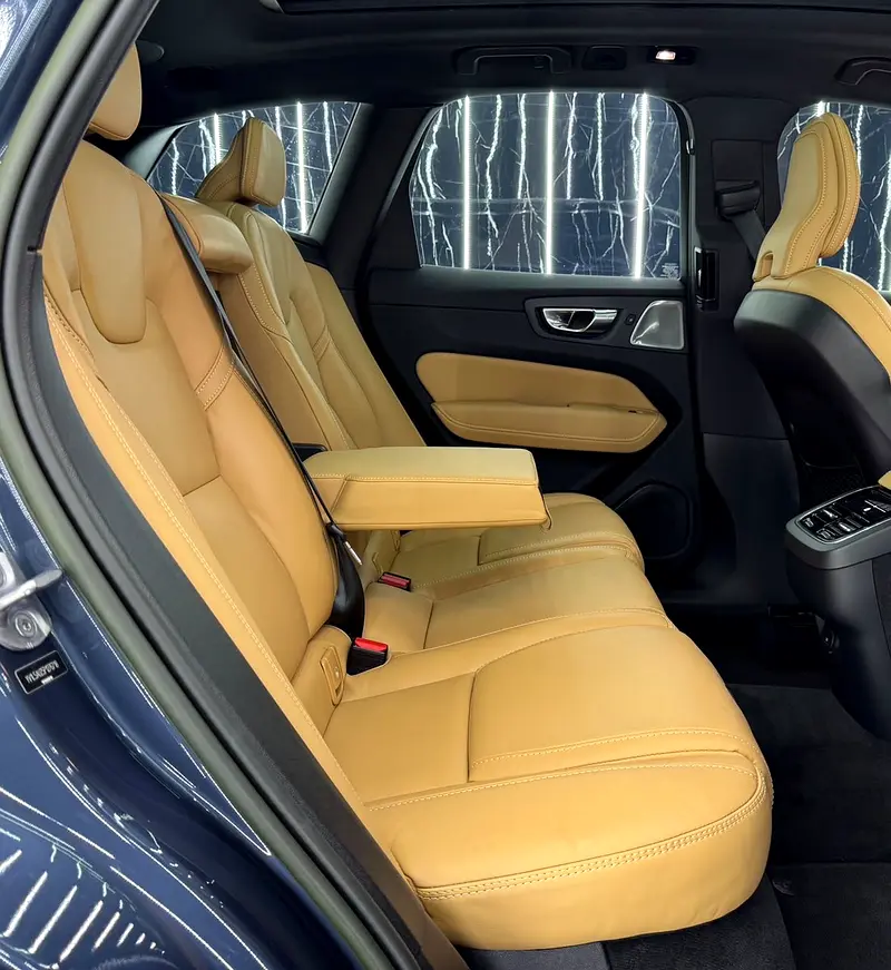 VOLVO XC60 B5 AWD | GCC | Original paint | Low Mileage | All Futtaim Warranty 2028 - Image 19