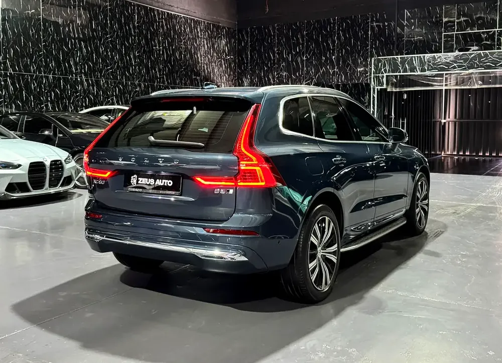 VOLVO XC60 B5 AWD | GCC | Original paint | Low Mileage | All Futtaim Warranty 2028 - Image 4