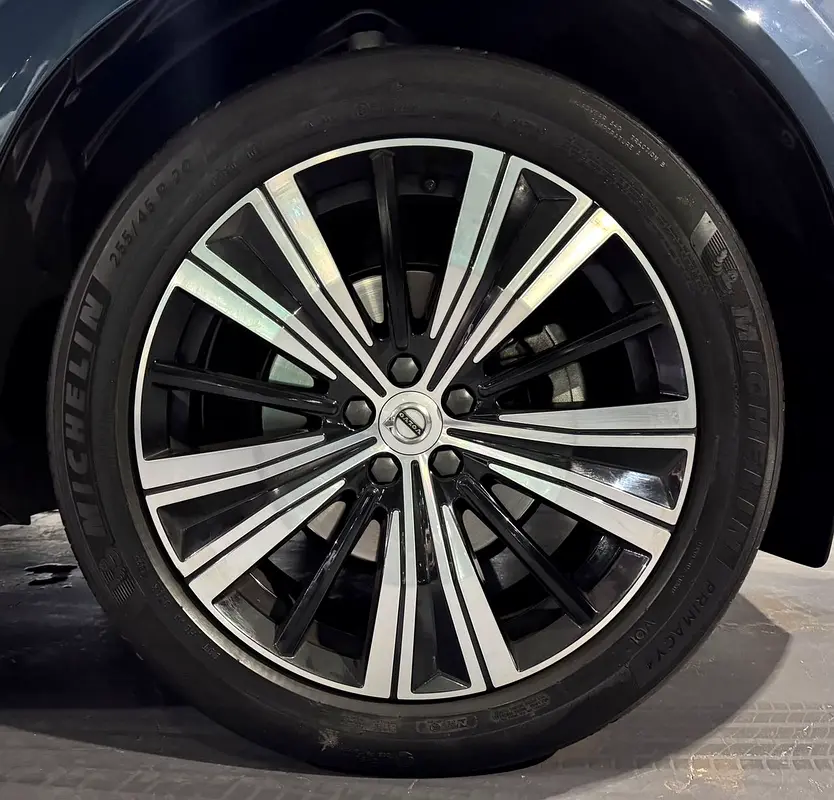 VOLVO XC60 B5 AWD | GCC | Original paint | Low Mileage | All Futtaim Warranty 2028 - Image 9