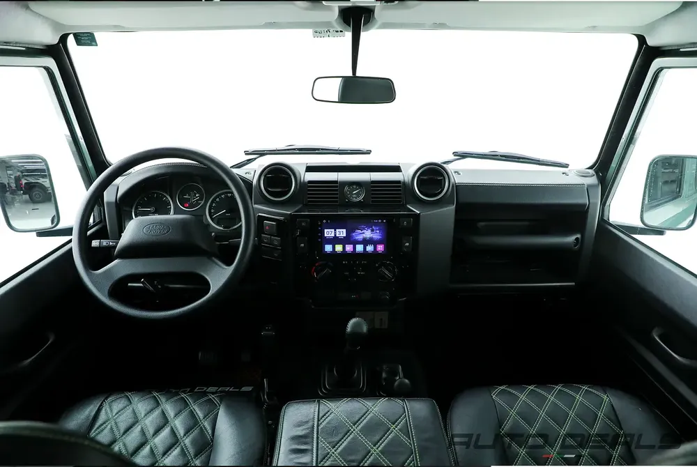 2016 Land Rover Defender 90 2.2L Diesel | GCC Spec | Neat Condition | Turbo Charge | Iconic Off-Road - Image 12