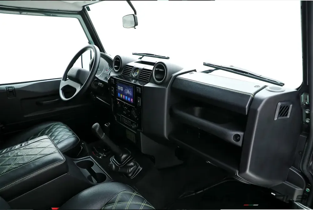 2016 Land Rover Defender 90 2.2L Diesel | GCC Spec | Neat Condition | Turbo Charge | Iconic Off-Road - Image 13