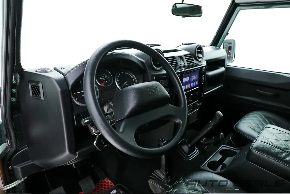 2016 Land Rover Defender 90 2.2L Diesel | GCC Spec | Neat Condition | Turbo Charge | Iconic Off-Road - Image 15