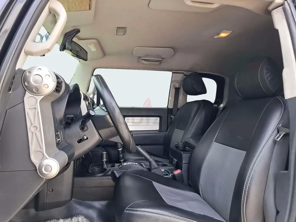 2010 Toyota FJ Cruiser GXR 4.0L | GCC Specifications - Image 10