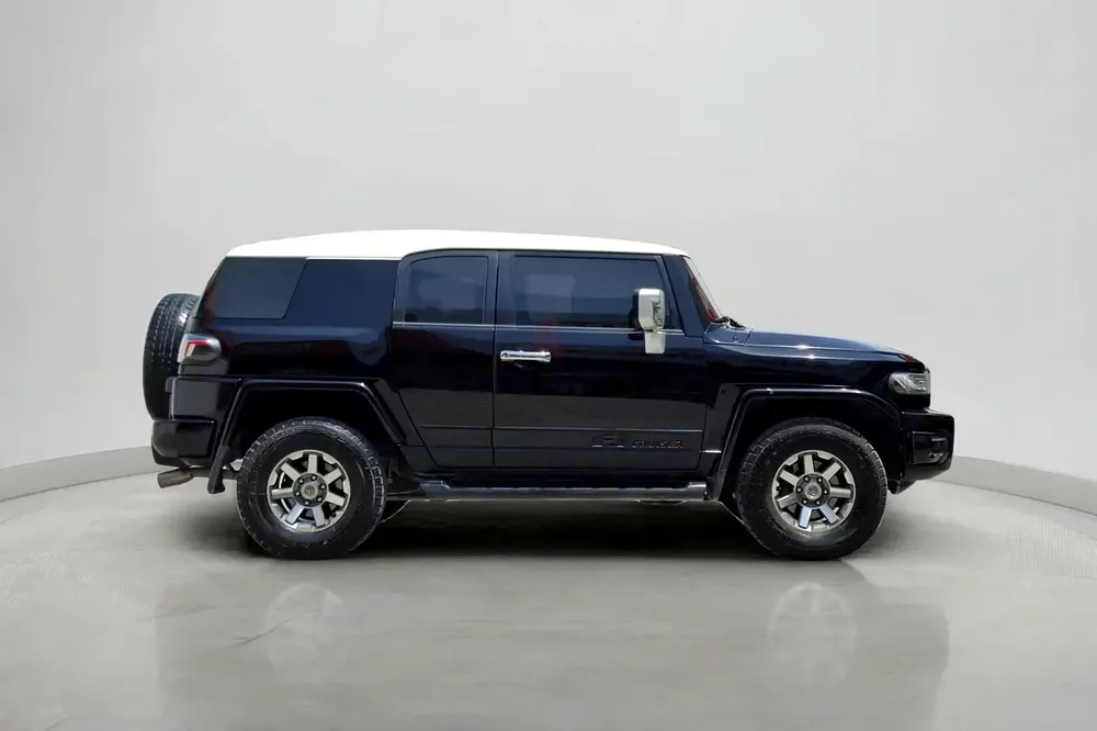2010 Toyota FJ Cruiser GXR 4.0L | GCC Specifications - Image 4