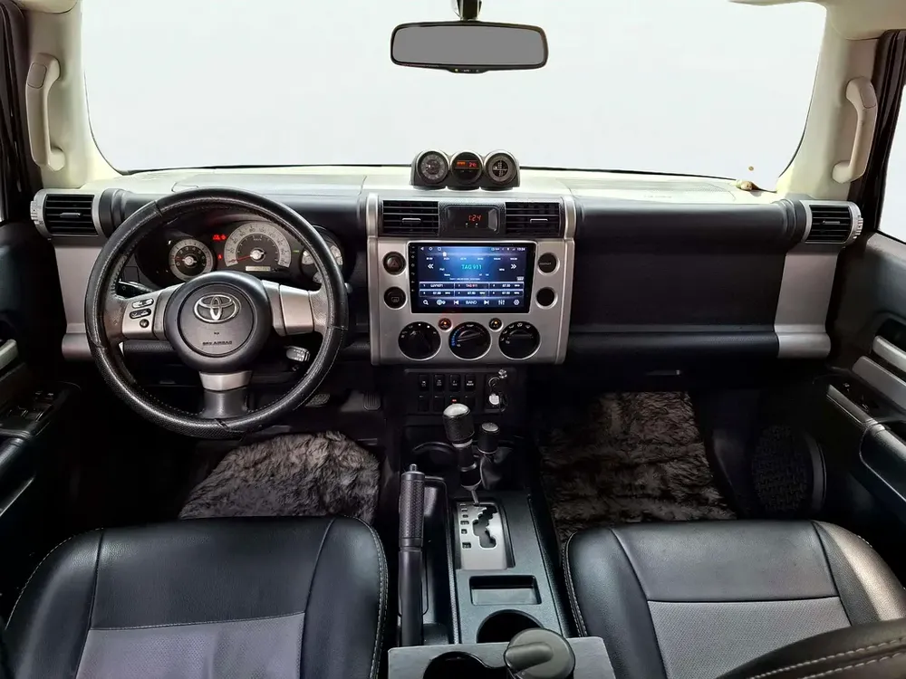 2010 Toyota FJ Cruiser GXR 4.0L | GCC Specifications - Image 8
