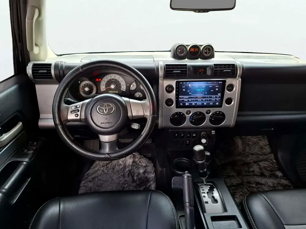2010 Toyota FJ Cruiser GXR 4.0L | GCC Specifications - Image 9
