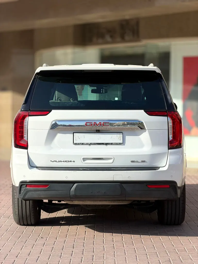 GMC Yukon XL SLE 2022 | GCC Specs | Excellent Condition - Image 4
