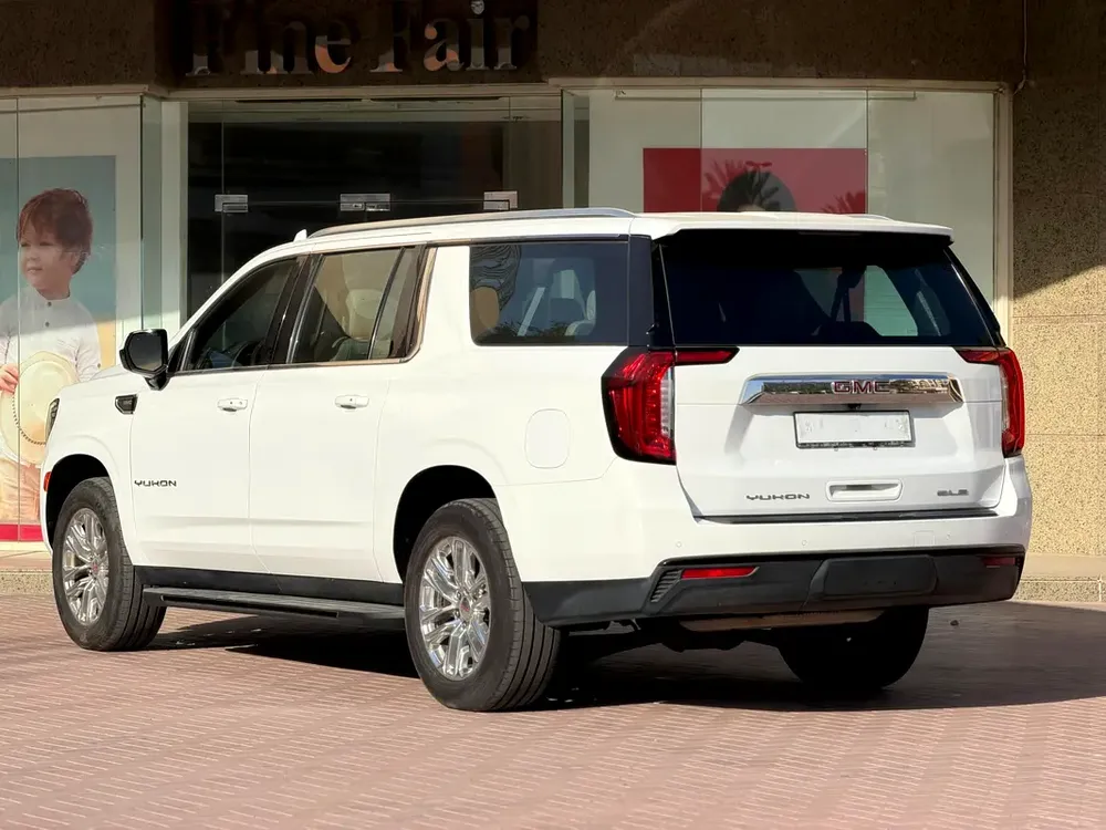 GMC Yukon XL SLE 2022 | GCC Specs | Excellent Condition - Image 7