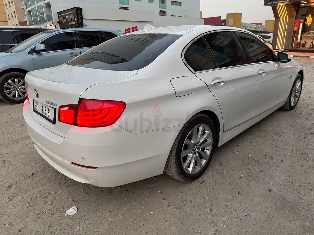 BMW 5-Series 530i Luxury Line 2013 | GCC Specs | Pristine Condition - Image 9